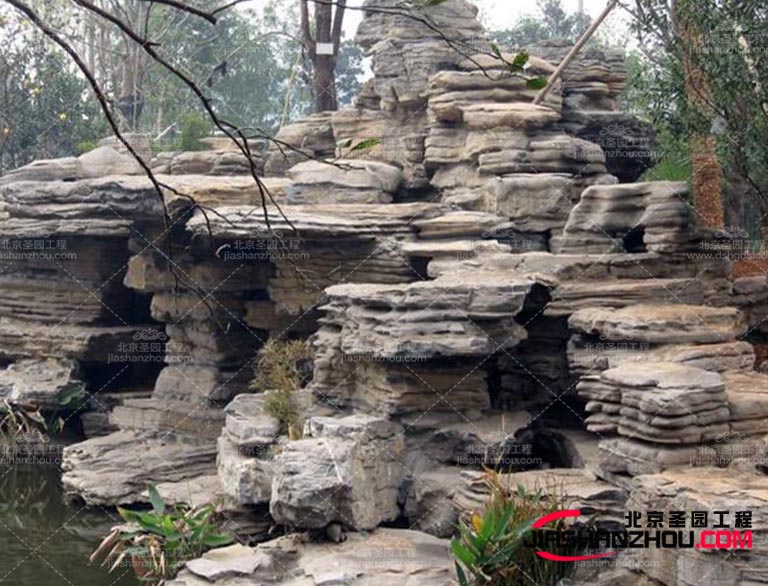 塑石假山和涂裝等細(xì)節(jié)處理，以確保假山具有良好的觀賞性