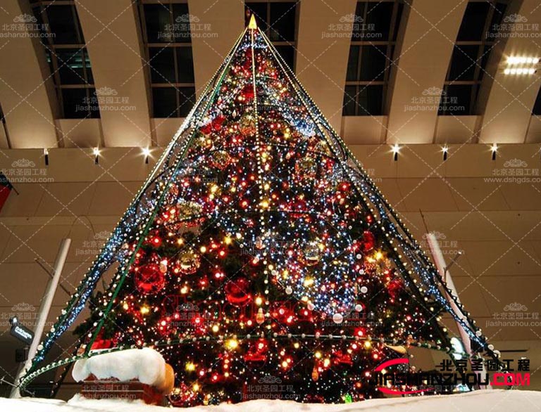 仿真樹是由環(huán)保材料制成，不含有害物質(zhì)因此不會引發(fā)過敏