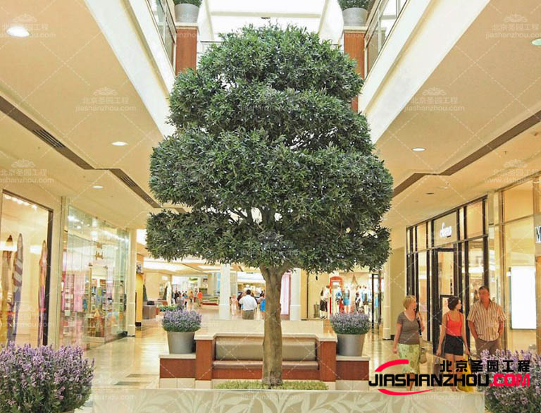 這仿真樹是為一個大家庭設(shè)計的，他們有不同的喜好和要求