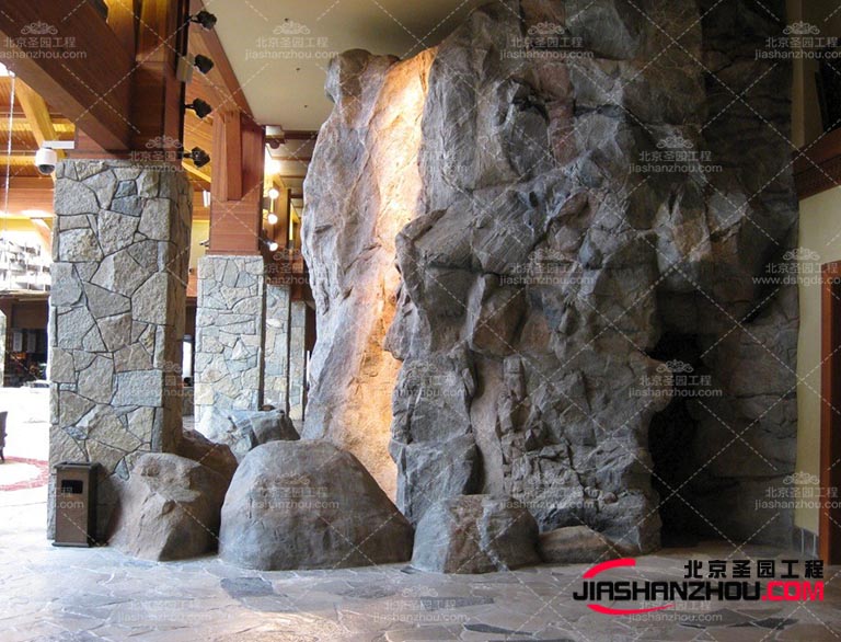 其實(shí)塑石假山的壽命很長(zhǎng)還可以搭配一些自然環(huán)境來進(jìn)行裝飾