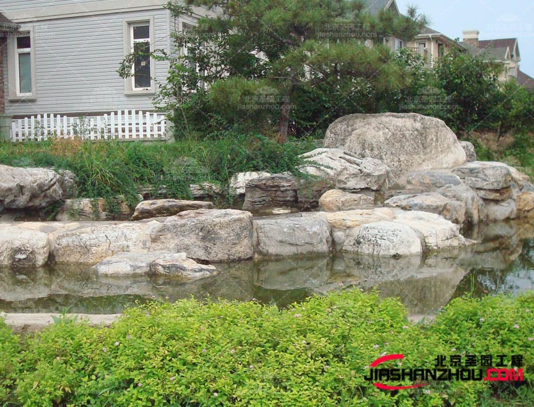 塑石假山還有一些其他的優(yōu)點(diǎn)先，它具有輕質(zhì)化的特點(diǎn)