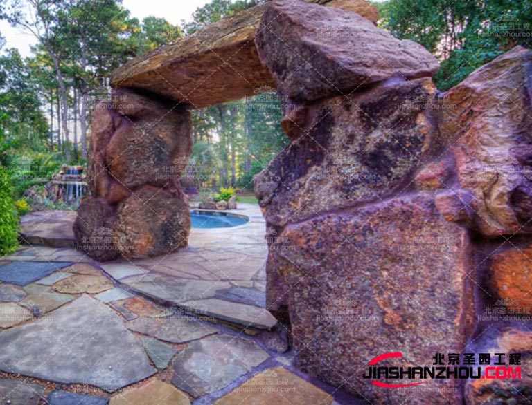 天然石材塑石假山具有天然的色彩和紋理，所以在美感重要