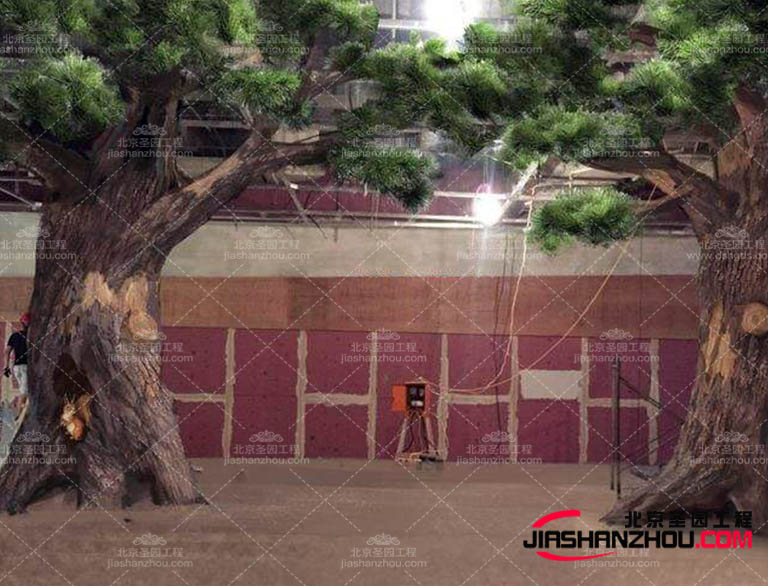 仿真樹將形狀美的家具組合在一起，創(chuàng)造出非傳統(tǒng)優(yōu)雅的空間