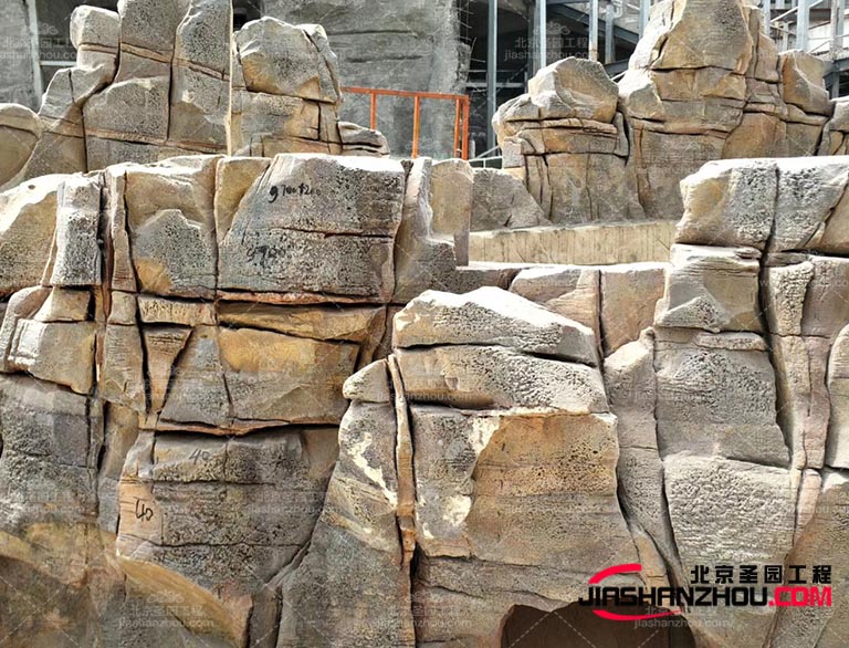 塑石假山如這些場景瀑布、溪流、山洞等，增加公園的趣味性和吸引力