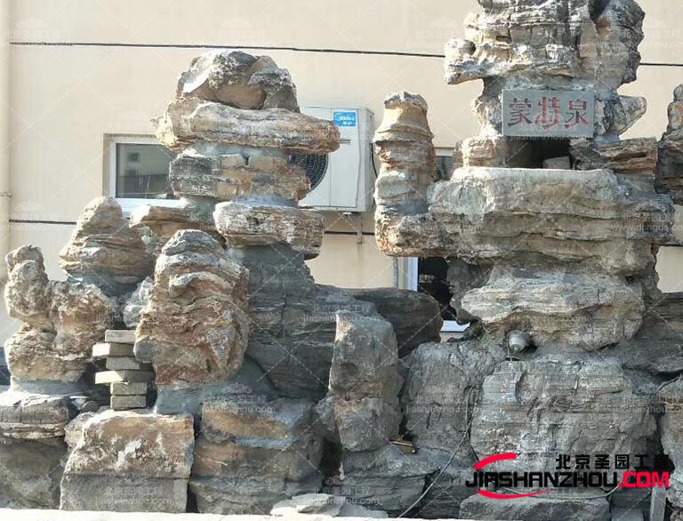 塑石假山設(shè)計師將重點放在為空間添加色彩和個性上而不是從頭開始