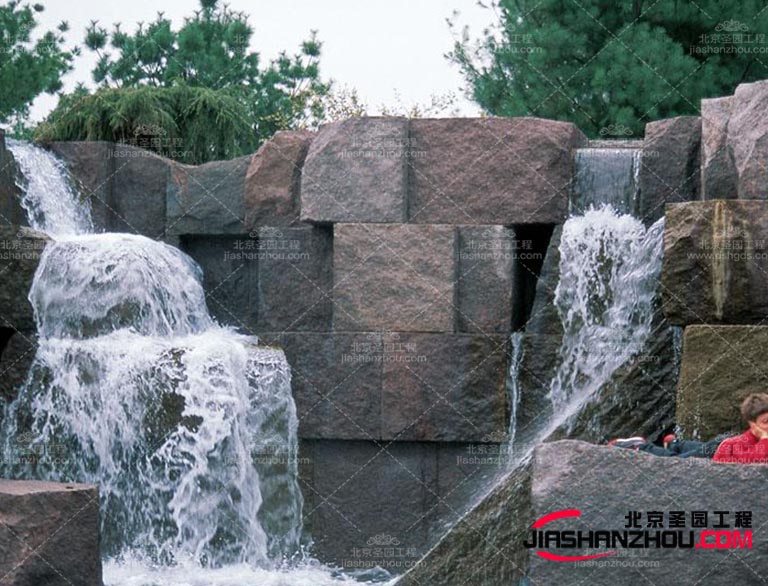 塑石假山可以打造出一個仿真的自然環(huán)境元素可以與塑石假山相互呼應(yīng)