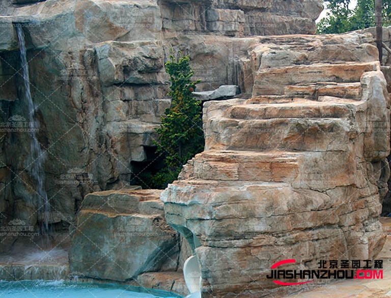 草木也是塑石假山設(shè)計中的重要元素設(shè)計師會在假山上安排植被