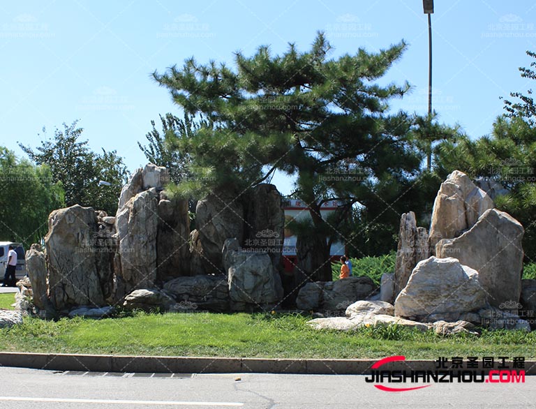 塑石假山使這個(gè)特的家優(yōu)雅的現(xiàn)代化再次證明他們是處理與室內(nèi)設(shè)計(jì)