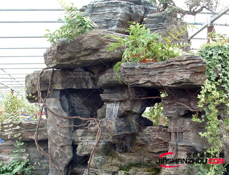 塑石假山的雕花和紋理，以營造出豐富而致的室內(nèi)環(huán)境