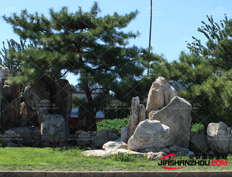 傳統(tǒng)f格的塑石假山設(shè)計(jì)師可以選擇具有濃厚文化氛圍的家具和配飾