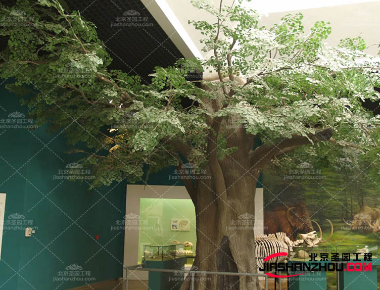 這樣的仿真樹(shù)可以在餐桌旁邊的空間中起到一個(gè)很棒的醒目的作用