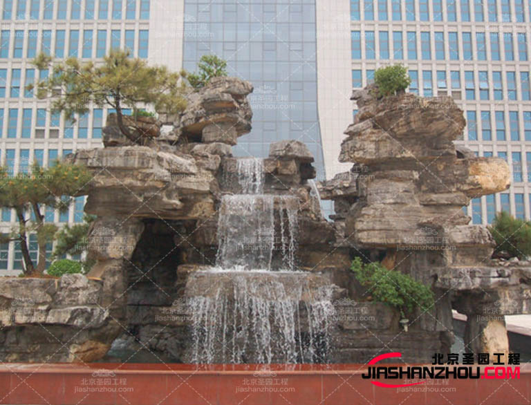 塑石假山可以模擬巖石的質(zhì)感和外觀，給人一種穩(wěn)重和堅(jiān)固的感覺(jué)