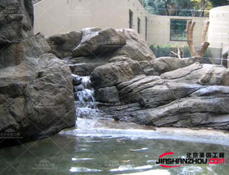 這些塑石假山可以是鮮艷的紅色、藍(lán)色或黃色，或者具有金屬質(zhì)感