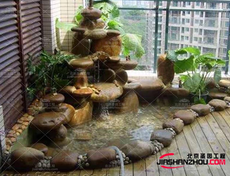 塑石假山特且?guī)缀醪粫贿z忘的圖案，與植物織物的裝飾細(xì)節(jié)相結(jié)合