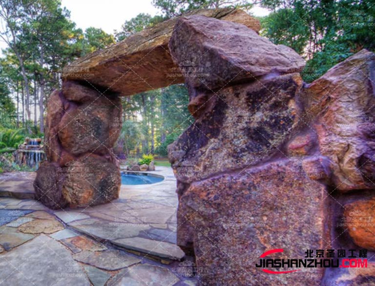 當(dāng)然選擇具有逼真質(zhì)感的塑石材料，可以增強塑石假山的視覺效果