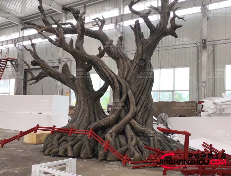 仿真樹的設計可以使用餐環(huán)境加溫馨和舒適讓人感覺置身于大自然中