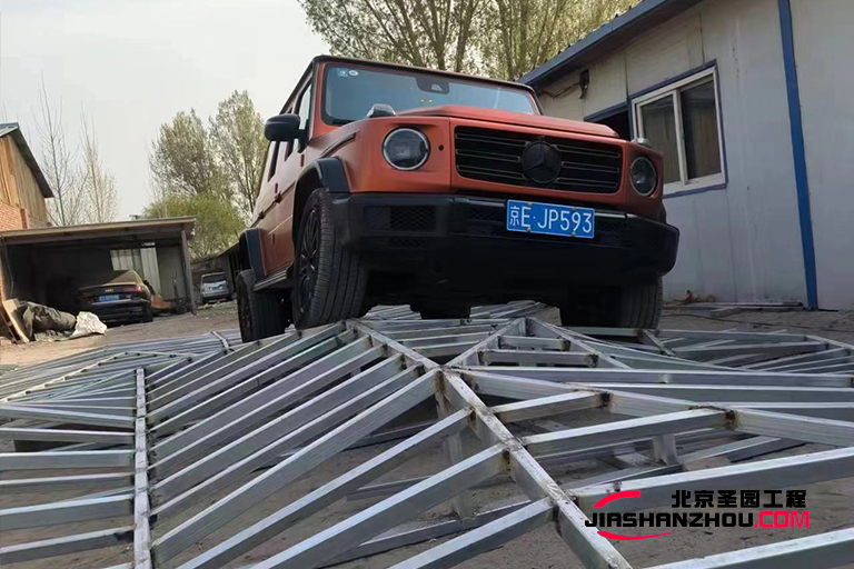 又一力作 全新奔馳純電G級越野車室內(nèi)塑石假山越野場景布置