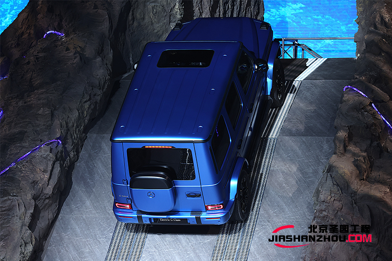北京廠家為新季梅賽德斯奔馳設(shè)計的室內(nèi)塑石假山場景