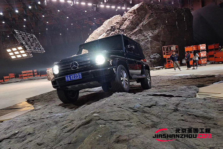 你看過(guò)奔馳越野車和室內(nèi)塑石假山的搭配嗎 廠家又一新案例