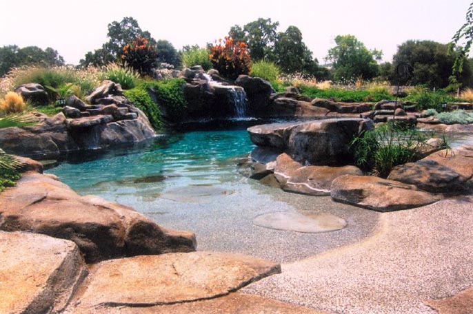 北京廠家在塑造人造水泥假山瀑布景觀的設(shè)計(jì)與施工要點(diǎn)