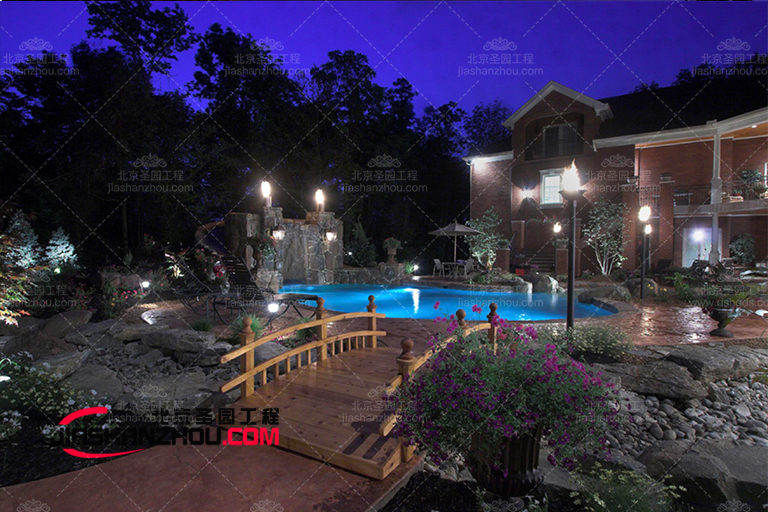 戶外水泥假山這樣逼真是因?yàn)橛昧诉@樣的新技術(shù)新材料