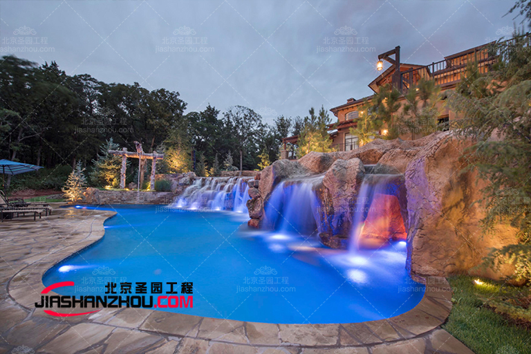 展望的當(dāng)代山水置身于鏡立方仿真假山的奇妙體驗(yàn)