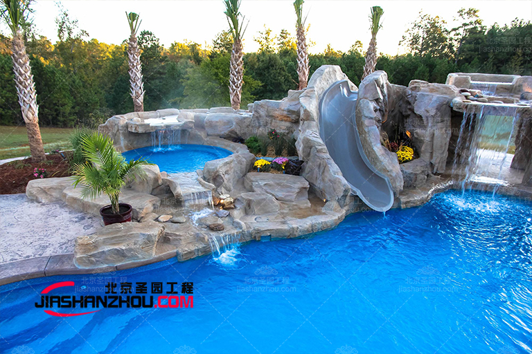 鄭州細(xì)心設(shè)計(jì)仿真假山魚池呈現(xiàn)出柔軟而充滿生機(jī)的質(zhì)感