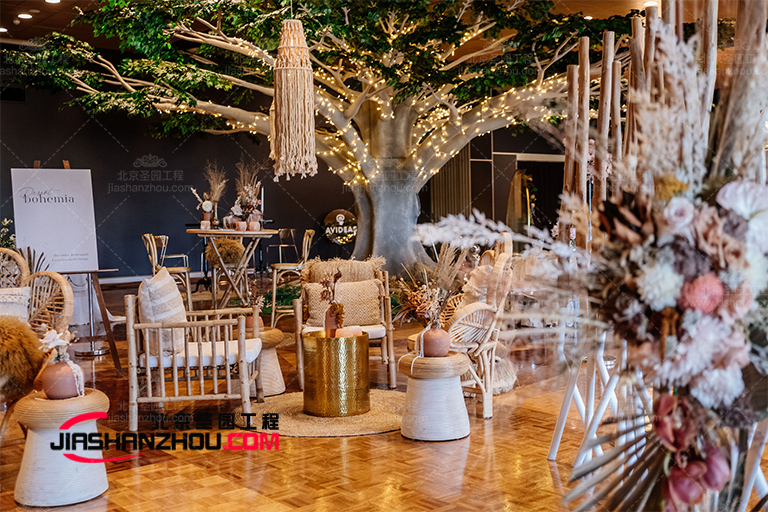 香港古典韻味與浪漫情懷交織的餐廳仿真樹讓人回味無窮