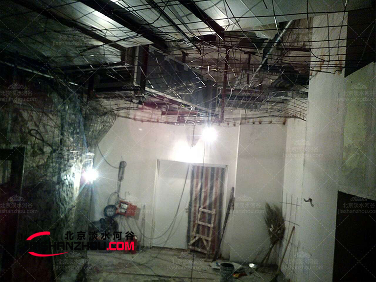 洞穴轟趴館.jpg 洞穴轟趴館